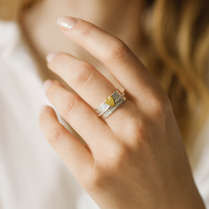 Starožitný stříbrný prsten se zlatým srdíčkem