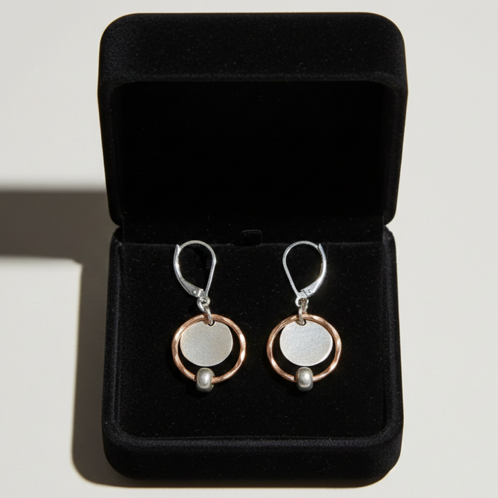 Elegantní zlaté a stříbrné náušnice s perlami