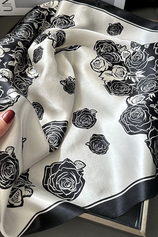 Elodie-huivi (100 % hedvábí – 68 cm)