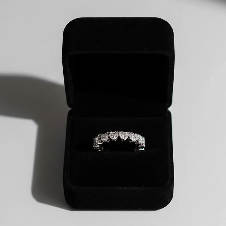 Fiona – Diamantový prsten s jemným lesklým okrajem.