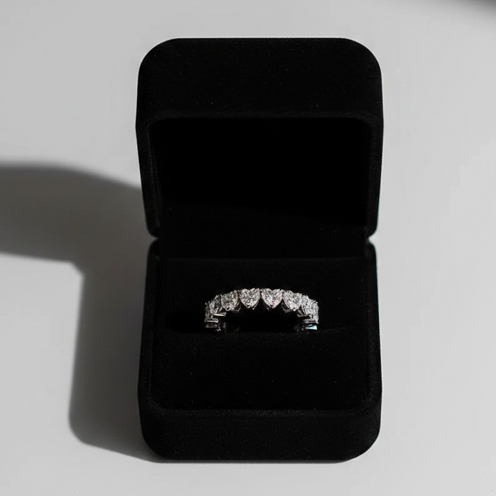 Fiona – Diamantový prsten s jemným lesklým okrajem.