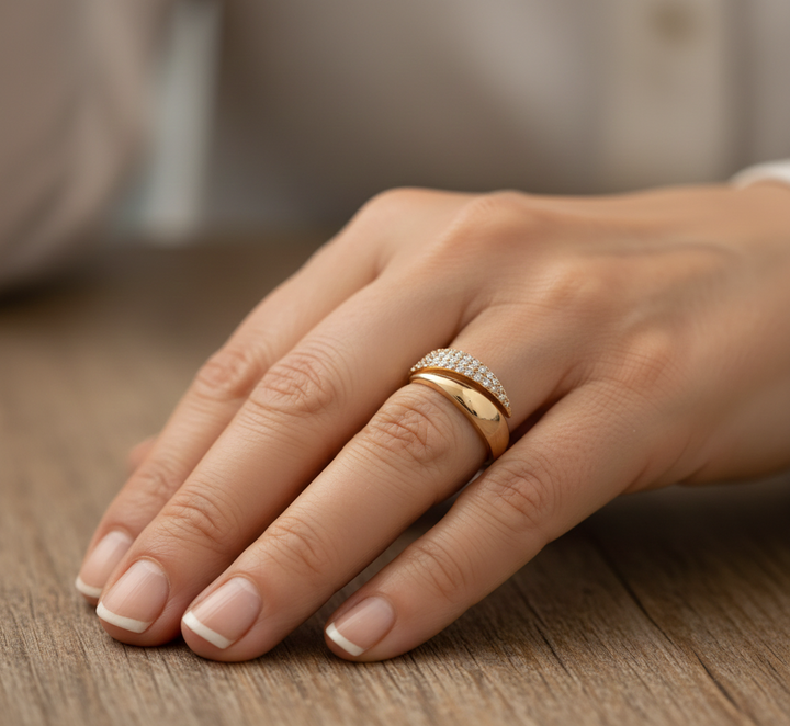 Elegantní zlatý prsten zdobený třpytivými kameny