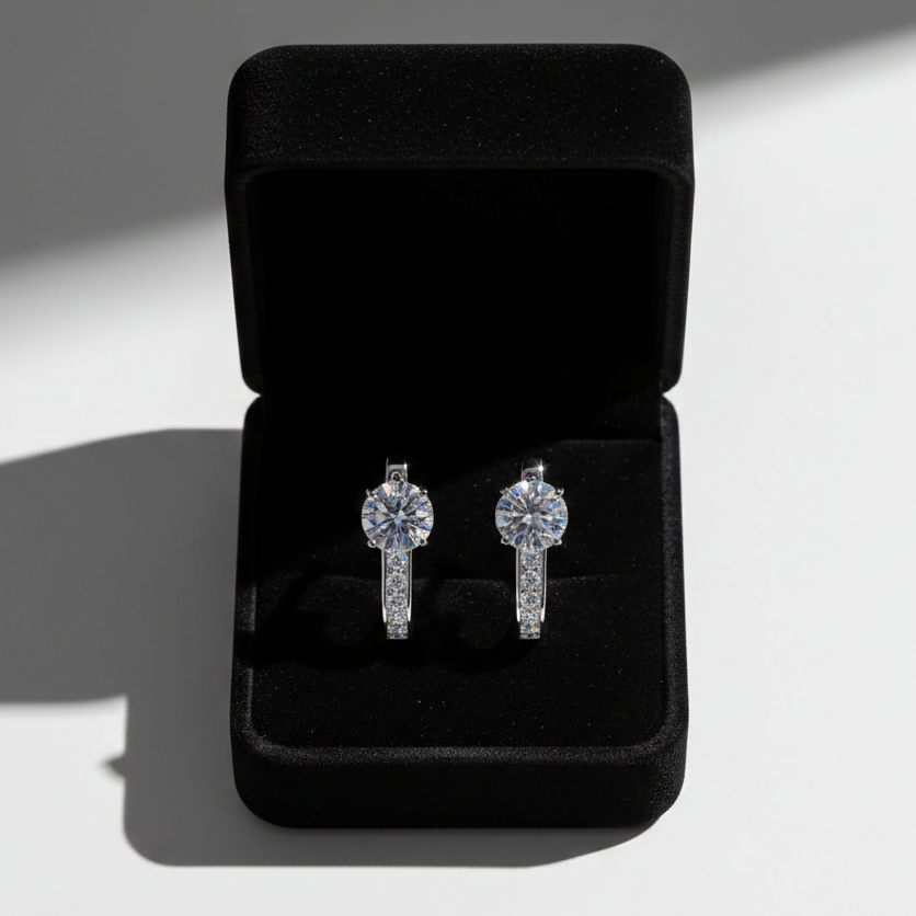 Kanal Moissanite Huggie náušnice