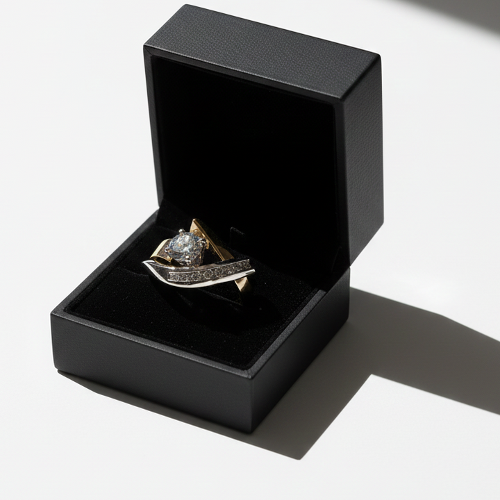 Vintage zlatý a stříbrný prsten s nepravidelným tvarem a zirkonem