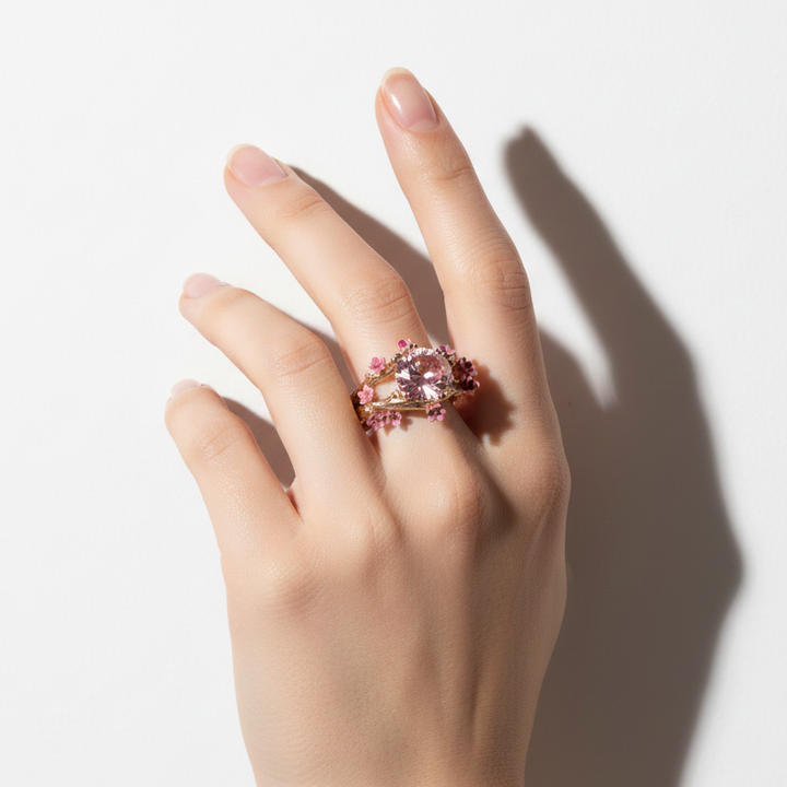 Zlatý prsten s růžovým krystalem a malými kvítky