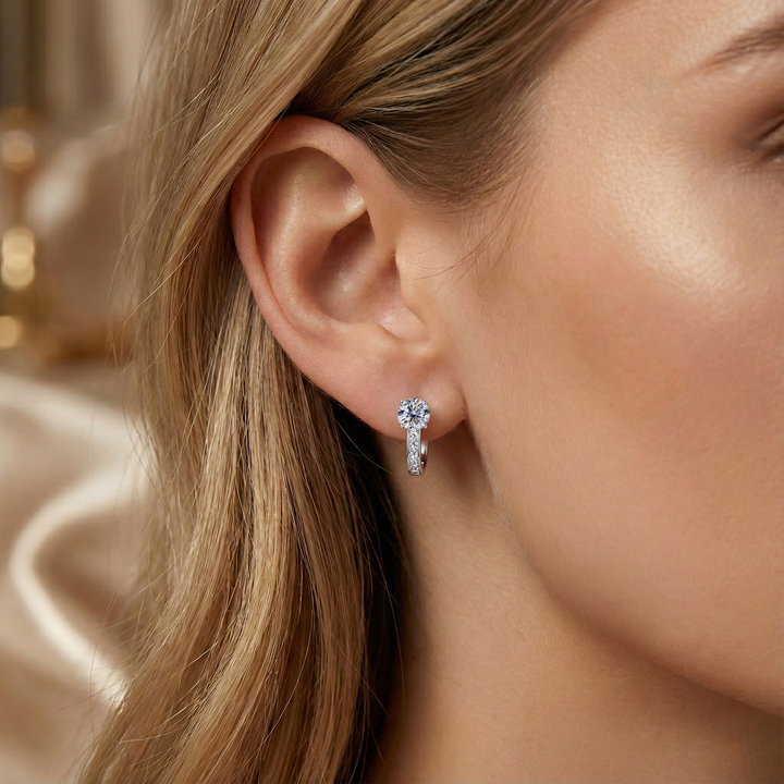 Kanal Moissanite Huggie náušnice